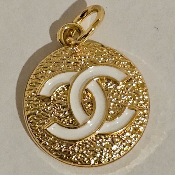 CHANEL Gold & White CC Zipper Pull-Tag, EUC - Picture 4 of 5